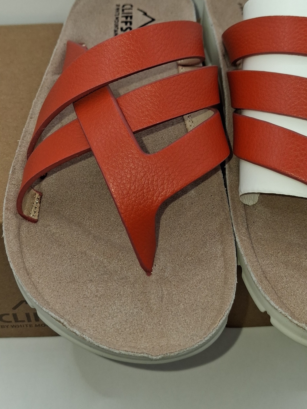 The White Mountain Bertina sandals in spice color, size 8, are a stylish slip-on - Picture 4 of 10
